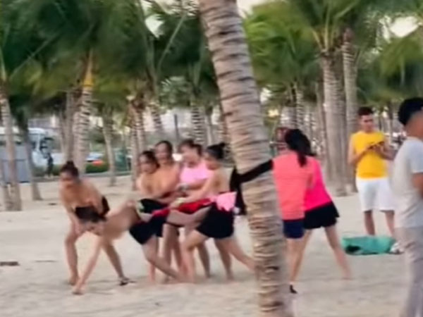 Vụ nhóm phụ nữ để ngực trần chơi team building: Hé lộ về nhóm du khách
