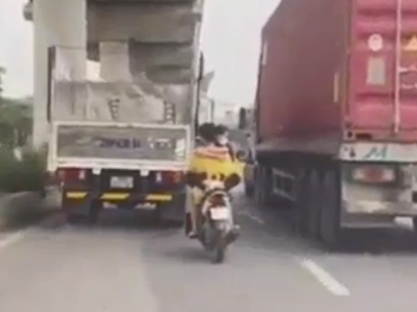 Phẫn nộ cảnh tượng đôi nam nữ thể hiện tình cảm giữa phố đông người dù đang lái xe