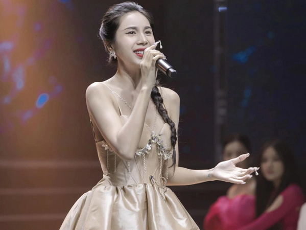 Hậu lùm xùm với Nathan Lee, Thủy Tiên chạy show nhưng không còn hát 'Giấc mơ tuyết trắng'