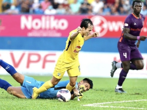 VFF: Văn Toàn chủ động ngã, trọng tài đã rất 'tỉnh'