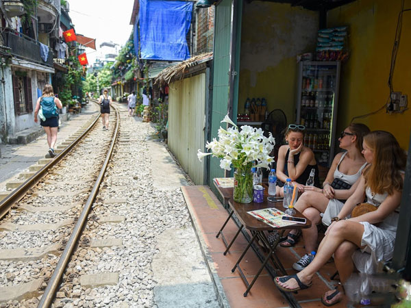 Hà Nội thu hồi giấy phép kinh doanh, đóng cửa 'phố cà phê đường tàu'