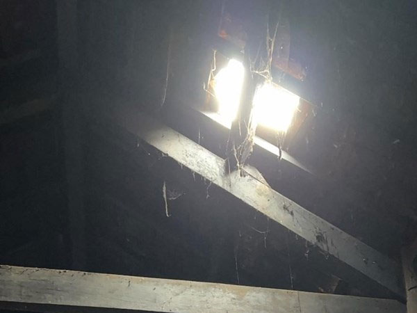 Sau tiếng nổ lớn, bé gái bị đá văng trúng ngực