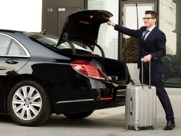 Lái xe riêng cho nhà giàu sướng hay khổ, lương tháng bao nhiêu?