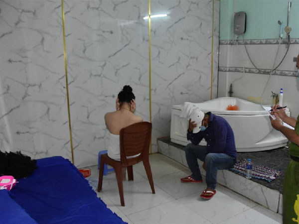 Vụ 2 nữ tiếp viên kích dục cho khách: Cuốn sổ ghi chép tại quán có nội dung gì?