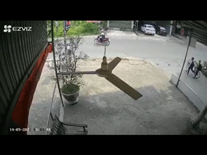 Rùng mình chứng kiến hai em học sinh đứng bên đường suýt bị xe tập lái đâm trúng