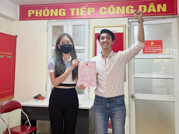 Bình An - Phương Nga khoe giấy đăng ký kết hôn trước thềm đám cưới