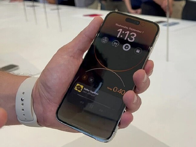 Tại sao Always-on Display trên iPhone 14 Pro vượt trội so với điện thoại Android?