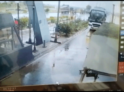 Clip: Tài xế buồn ngủ, lao thẳng vào trạm thu phí
