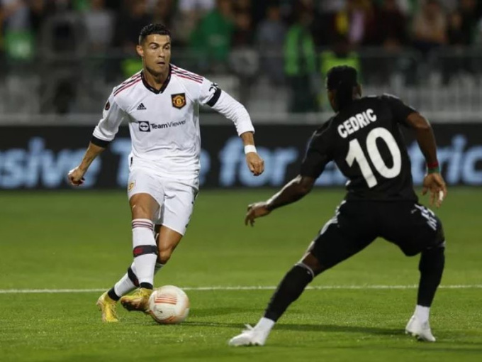 Ronaldo cán mốc 699 bàn và kỷ lục 740 trận thắng