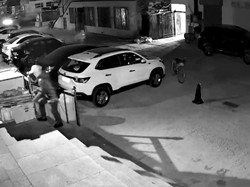 Hài hước 'kẻ cắp gặp bà già' phiên bản Trung Quốc: Mải lấy trộm đồ, kẻ gian không để ý mình mới là người bị trộm