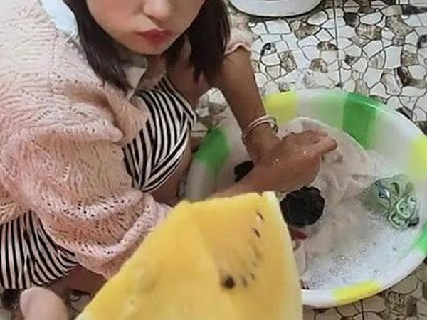 Chồng đăng ảnh khoe vợ đảm đang, mới sinh xong đã tự giặt đồ, ai ngờ bị cư dân mạng 'ném đá' tới tấp