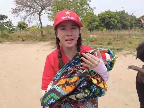 Bà Nhân kể phản ứng người dân khi làm từ thiện cùng Quang Linh Vlog