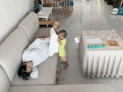 Clip: Phát hiện mẹ ngủ quên, bé trai có hành động bất ngờ