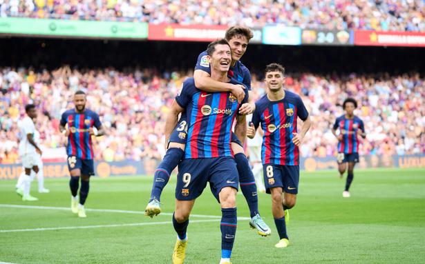 Lewandowski không thể ngừng ghi bàn, Barca đại thắng Elche