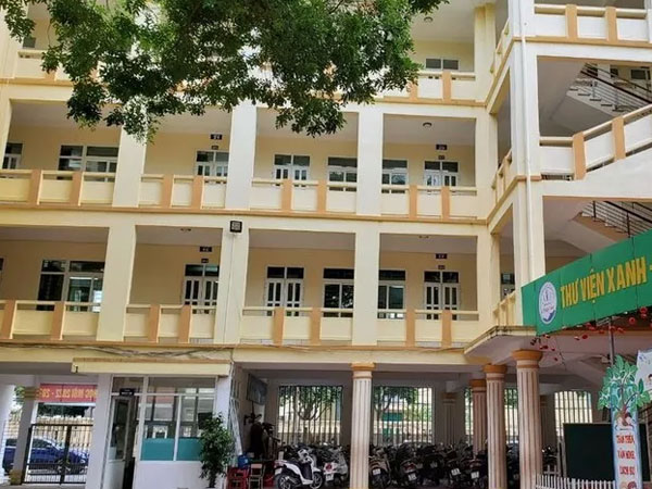 Nam sinh lớp 5 rơi từ tầng 4 trường học xuống đất