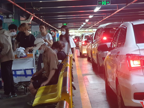 Ùn tắc trước ‘nút thắt cổ chai’ ở trạm thu phí nhà xe Tân Sơn Nhất