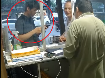 CLIP: Phẫn nộ thanh niên mua 4 thẻ cào mệnh giá 500 ngàn đồng của cụ ông rồi bỏ chạy