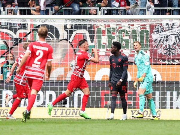 Thua Augsburg sau khi hạ Barca, Bayern tiếp tục 'khôn chợ dại nhà'