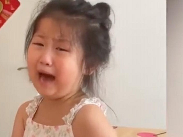Bé gái mếu máo khóc vì bị nói giống bố