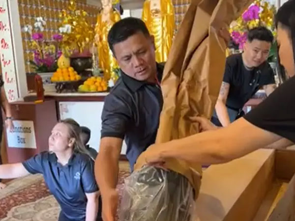 Chồng cũ Phi Nhung trong lễ giỗ đầu cố ca sĩ tại Mỹ