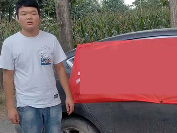 Anh chàng treo băng rôn, phát loa đòi nhà bạn gái cũ 400 triệu đồng