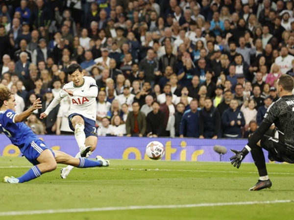Lập hat-trick để đời, Son Heung-min giúp Tottenham vượt Arsenal trên BXH