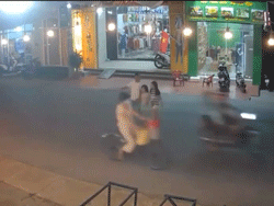 Tai nạn bất ngờ vì sự bất cẩn của người lớn và tính vội vàng của con trẻ khiến người xem than thở: 'Biết trách ai bây giờ'