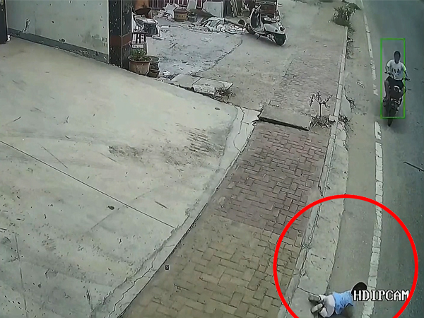 Clip: Sợ hãi xem cảnh trẻ sơ sinh bò 'lồm cồm' ra đường nhiều xe qua lại