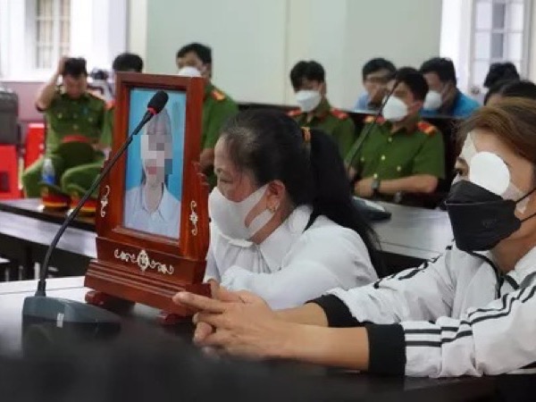 Cô gái trẻ chết tức tưởi vì đi 'đòi áo cho cha'