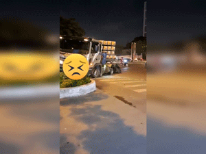 'Ngỡ ngàng' với chiếc xe chở vật liệu xây dựng đi bằng vành giữa phố