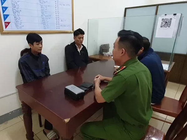 2 vệ sĩ quán bar cướp giật túi xách của 2 cô gái trong đêm khuya