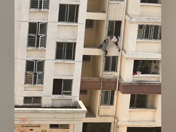Clip: Người đàn ông khiếm thính 'nhanh như cắt' giải cứu cụ già bị treo ngoài cửa sổ tầng 4