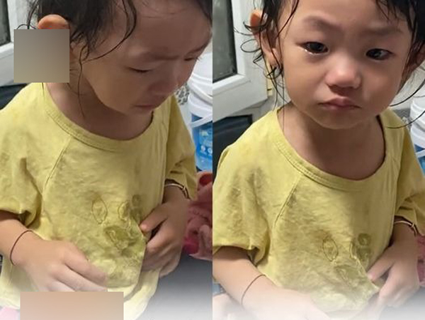 Cô bé 2 tuổi khóc thét không cho cởi đồ tắm rửa, còn mắng bố là 'lưu manh', hỏi mẹ mới biết nguyên nhân gây choáng váng