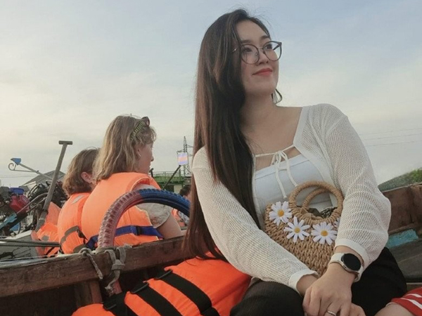 Em gái Lê Phương mặc áo lưới xuyên thấu vẫn đẹp dịu dàng đúng mực một MC