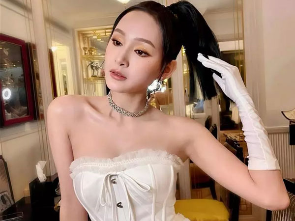 Hiền Hồ khoe cận dung nhan, hào hứng ký tặng fan ngày trở lại
