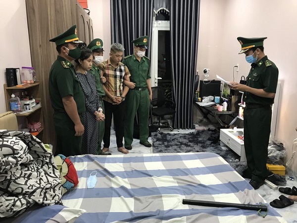 Nam thanh niên bị bắt, chỉ điểm luôn người yêu và số ma túy tại phòng trọ