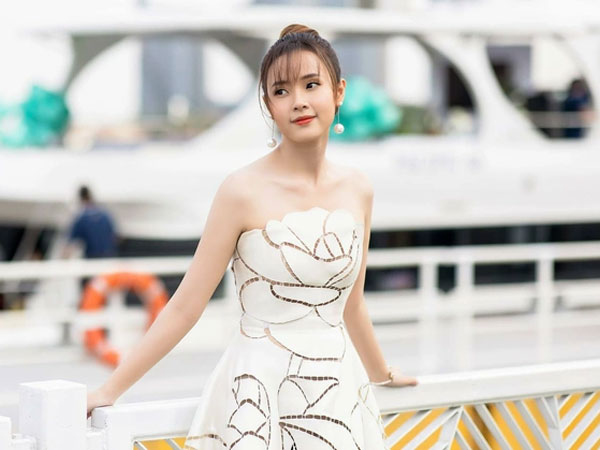 Midu khoe nhan sắc xinh đẹp trong loạt ảnh chụp bằng camera thường, phủ nhận tin đồn bầu bí