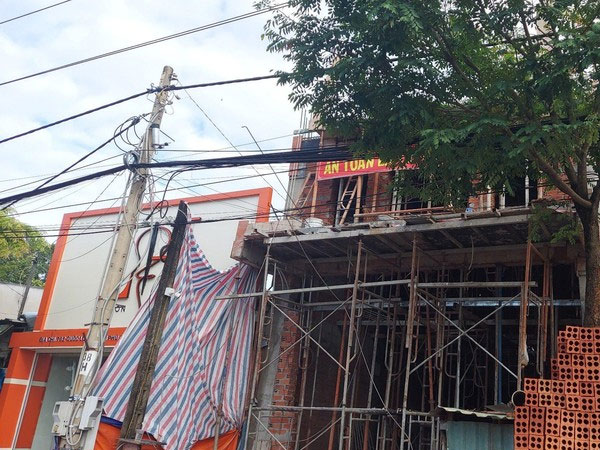 Sau tiếng nổ lớn, nữ công nhân bị điện giật cháy nửa người