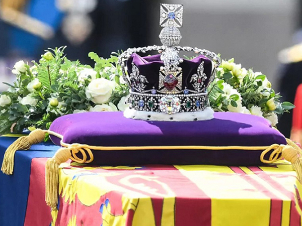 Bí mật Vương miện Đế chế đặt trên linh cữu Nữ hoàng Elizabeth II