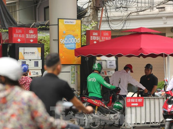 Hà Nội: Loạt điểm bán treo biển hết xăng, nhiều cột bơm đột nhiên lăn ra... 'ốm'