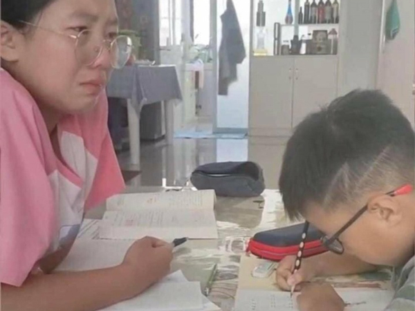 Xung phong dạy em trai học bài, phản ứng của chị gái sau đó khiến ai nấy vừa thương vừa đồng cảm