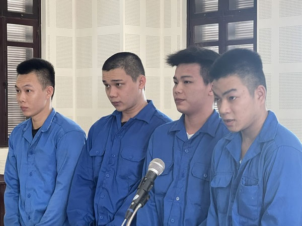 Nhóm thanh niên hầu tòa vì 'đi bộ đội về 3 tuần mà người yêu có thai 8 tuần'