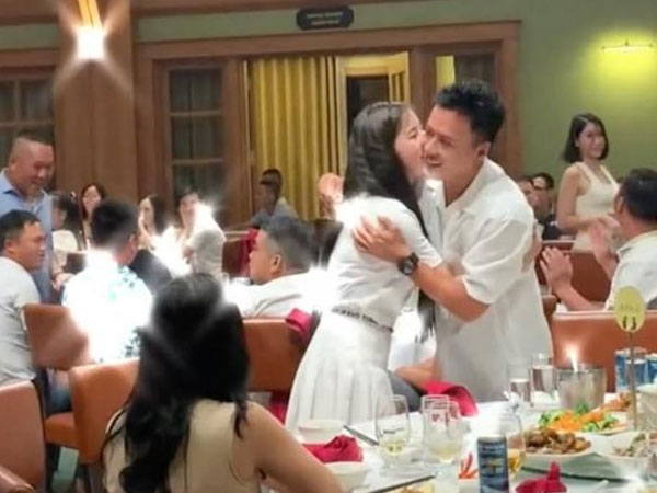 Hậu lùm xùm tình ái, dân mạng 'đào' lại clip Hồng Đăng thân mật với khán giả nữ tại một buổi tiệc