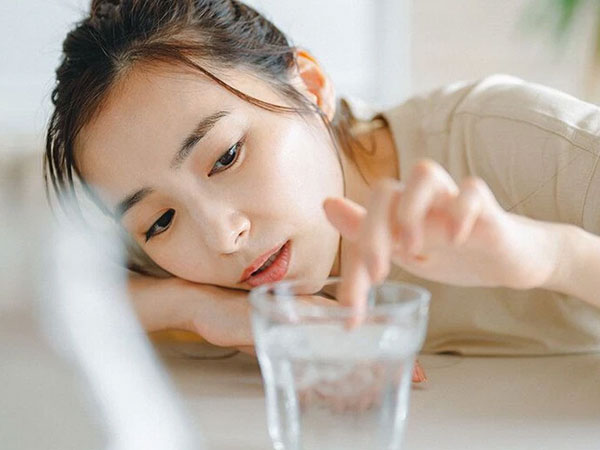 Uống nước bao nhiêu là đủ? Uống sai cách gây suy giảm trí nhớ, phá hủy tim thận và đường huyết