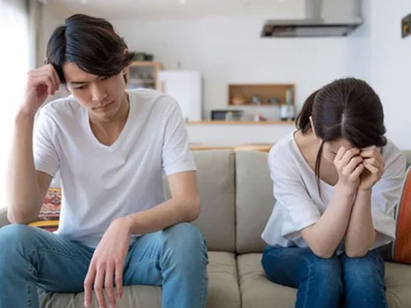 Vô tình để lộ việc góp tiền nuôi bố chồng, tôi bị chồng đuổi ra đường