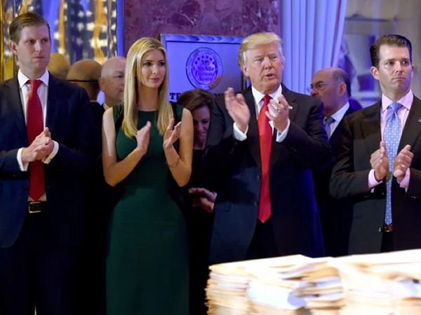 Ông Donald Trump và ba con đồng loạt bị kiện