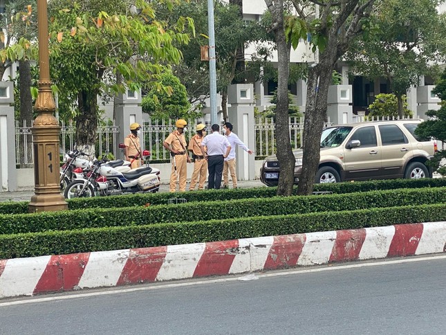 Tạm giữ ô tô biển xanh chở luật sư dự tòa