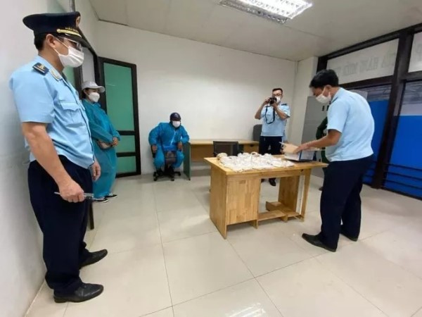 Lộ kẻ đứng sau vụ vận chuyển 1,7 kg vàng và 10.000 USD qua biên giới