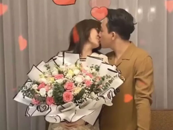 Clip: Hari Won khóa môi Trấn Thành hậu nghi vấn ly hôn, một chi tiết khác lạ trên gương mặt khiến netizen xôn xao