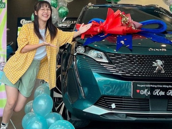 Nữ YouTuber Hậu Hoàng tậu 'xế hộp' Peugeot 5008 bạc tỷ